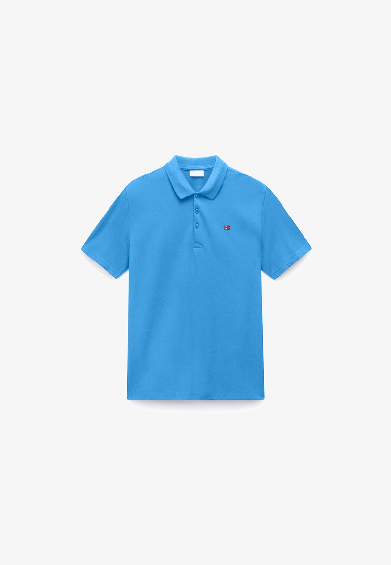 Μπλε μπλουζάκι πόλο με κοντά μανίκια, γιακά, τρία κουμπιά και μικρό κεντημένο λογότυπο σημαίας κόκκινου και λευκού χρώματος στο αριστερό στήθος.