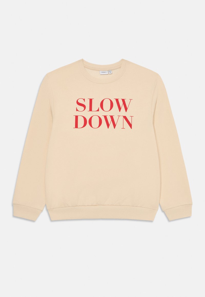 Sweatshirt beige avec le texte rouge "RABATTE". Il présente un col rond, des poignets côtelés et une coupe décontractée. Matériau en coton, texture douce.