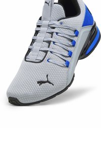 Puma AXELION REFRESH - Tenisice za cestovno trčanje - cool mid gray ultra blue black
