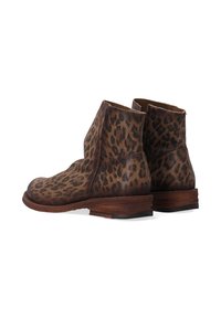 Kožené ankle boots s leopardím vzorem, se zaoblenou špičkou, nízkým zúženým podpatkem a kontrastním hnědým a černým vzorem.