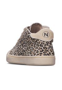 Chaussures décontractées en daim beige à imprimé léopard, avec une semelle en caoutchouc texturé couleur crème. Elles présentent un bout arrondi et un détail de logo sur le talon.