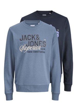 Δύο φούτερ με λαιμόκοψη crewneck, ένα ανοιχτό μπλε με το κείμενο "Jack & Jones Superior New Aesthetics" και ένα σκούρο μπλε με εν μέρει ορατό μεγάλο αριθμό "96".