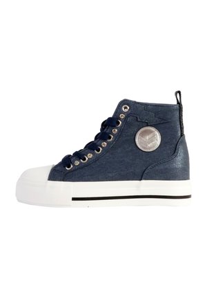 Marineblaue High-Top-Sneaker mit weißer Gummisohle, schwarzem Streifen, schwarzen Schnürsenkeln, Metallösen und rundem silbernem Logo-Patch an der Seite.