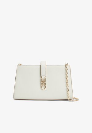 Rektangulær off-white lædertaske med en guldkæde strop og en gul dekorativ lås på frontklappen.