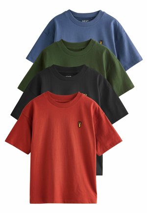 Fire kortærmede t-shirts stablet, med en blå, grøn, sort og rød farveskema. Hver har en rund halsudskæring og et lille logo.