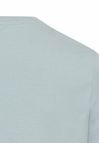 Hellblaues T-Shirt mit kurzen Ärmeln aus weichem Baumwollstoff, mit rundem Ausschnitt und glatter Textur ohne sichtbare Muster oder Akzente.