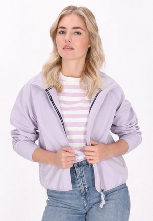 Lichtpaarse ritsjack met een opstaande kraag, voorzien van zijzakken en een zachte textuur. Draag het over een gestreept shirt en blauwe jeans.