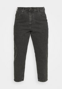 Vaqueros de mezclilla negra con un diseño de pierna recta, cinco bolsillos y cierre de botón. La tela presenta un ligero desgaste, con una textura suave.