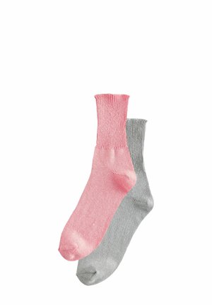 Ett par strumpor som består av en rosa strumpa med en texturerad kant och en slät grå strumpa. Båda är mid-calf längd och gjorda av mjukt material.