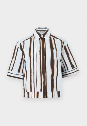 Πουκάμισο με κοντά μανίκια και κουμπιά, κάθετες καφέ και λευκές ρίγες, γιακάς και άνετη εφαρμογή σε μονόχρωμο φόντο.