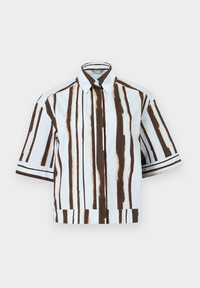 Πουκάμισο με κοντά μανίκια και κουμπιά, κάθετες καφέ και λευκές ρίγες, γιακάς και άνετη εφαρμογή σε μονόχρωμο φόντο.