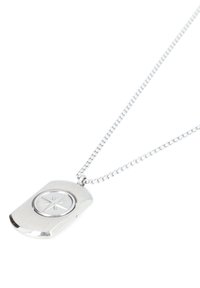 Srebrny naszyjnik z wisiorkiem w kształcie zaokrąglonego prostokąta, z centralnym wzorem w postaci gwiazdy. Łańcuszek jest skręcony dla dodatkowej tekstury.