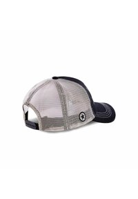Gorra de béisbol en malla negra y gris con visera curva, costuras prominentes y un detalle de logo de estrella en un lado. Correa ajustable en la parte posterior.
