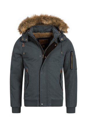 Chaqueta gris oscuro con capucha forrada de piel sintética, tejido texturizado, bolsillos con cremallera, puños acanalados y detalles de cuero en los bolsillos y el cuello.