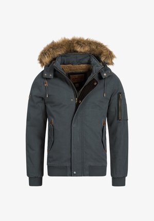 Ciemnoszara kurtka z kapturem wykończonym sztucznym futrem, teksturowana tkanina, kieszenie na zamek, ściągacze przy mankietach oraz skórzane akcenty na kieszeniach i kołnierzu.