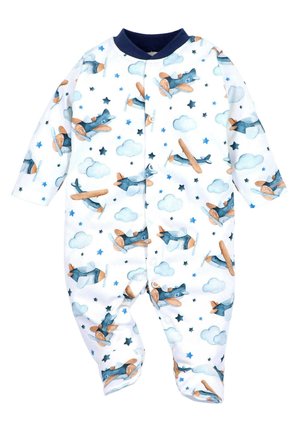 Weißer Babystrampler mit langen Ärmeln, der ein Muster aus blauen und orangefarbenen Flugzeugen, Wolken und Sternen zeigt. Weicher Stoff und Druckknopfverschluss.