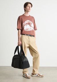 HUGO DIT - Trükipildiga T-särk - medium brown