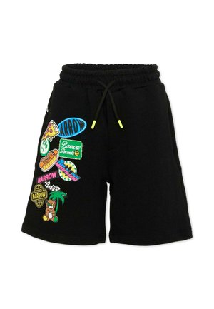 Shorts noirs à cordon avec des écussons colorés de dessins animés, comprenant une pizza, un palmier, un ours et plusieurs logos sur la jambe gauche.