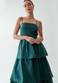 THE FATED NOA TIERED  - Maxi šaty - emerald