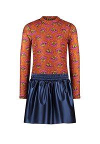 Pitkähihaisessa mekossa on oranssi kukkakuosi yläosassa ja tummansininen satiinihame. Mekossa on poimutettu vyötärö ja sileä materiaali.