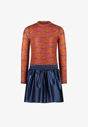 Sukienka z długim rękawem z pomarańczowym wzorem kwiatowym na górze i granatową satynową spódnicą. Ma zbieraną talię i gładką fakturę.