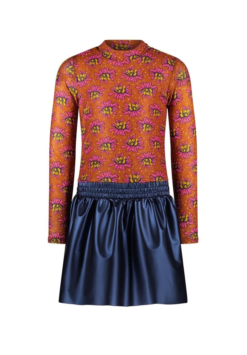 Pitkähihaisessa mekossa on oranssi kukkakuosi yläosassa ja tummansininen satiinihame. Mekossa on poimutettu vyötärö ja sileä materiaali.