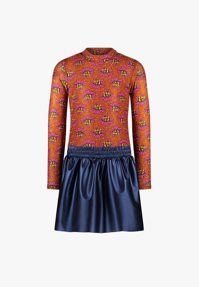 Sukienka z długim rękawem z pomarańczowym wzorem kwiatowym na górze i granatową satynową spódnicą. Ma zbieraną talię i gładką fakturę.