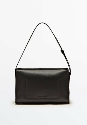 Sac à bandoulière rectangulaire en cuir noir avec une sangle fine réglable et une poche avant sur un fond uni.