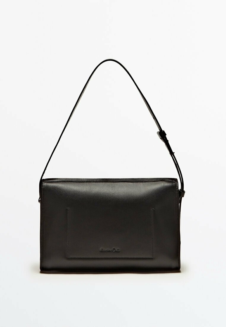 Sac à bandoulière rectangulaire en cuir noir avec une sangle fine réglable et une poche avant sur un fond uni.