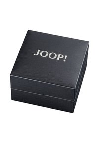 Caja de regalo negra texturizada con un acabado suave, con el logotipo en relieve "JOOP!" en plata en la parte superior. Forma cuadrada compacta.