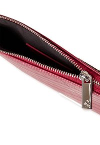 Clutch in pelle rossa con texture trapuntata, dotata di chiusura a zip argentata e interno nero. Elemento decorativo in metallo visibile sulla zip.