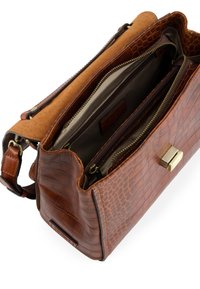 Brun læder taske med krokodille tekstur, dobbelt lynlåse rum og en overdel i ruskind. Udstyret med hardware i guld tone og en justerbar rem.