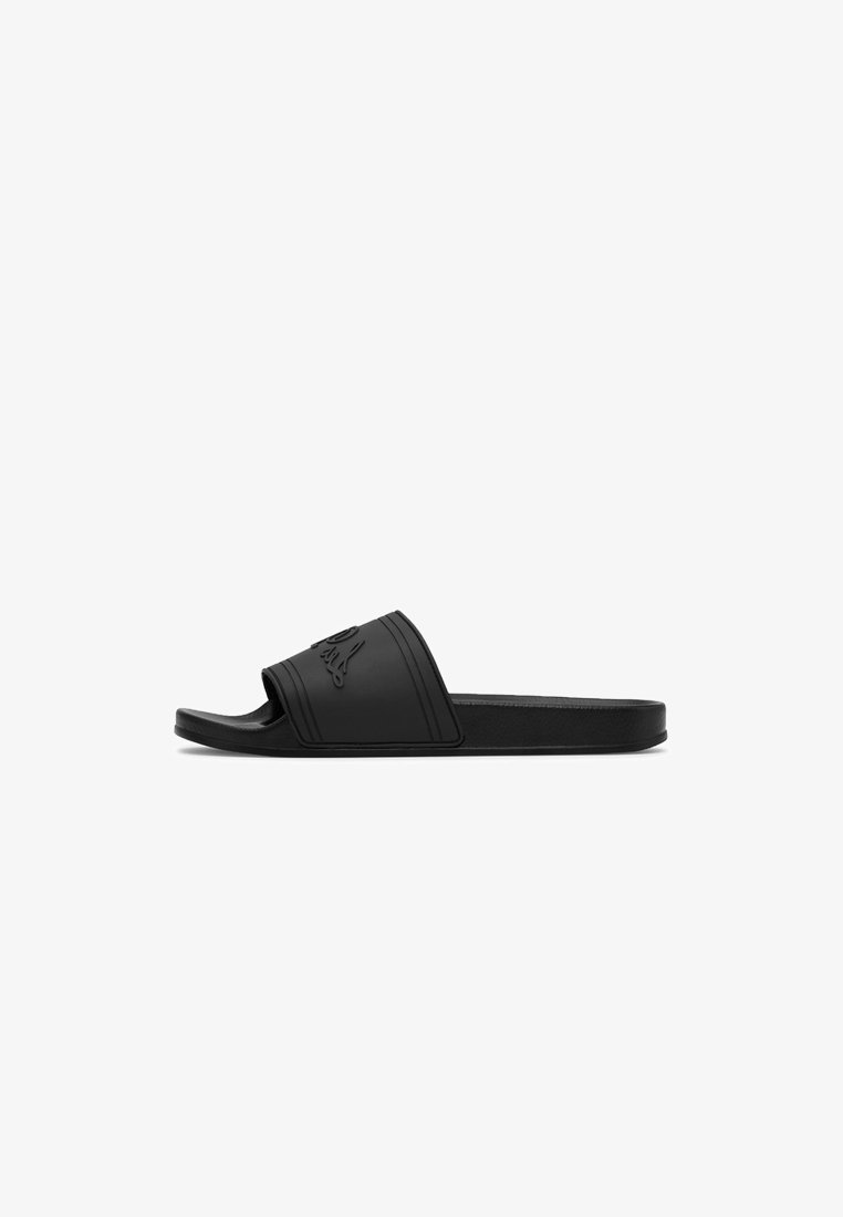 Schwarzer Slide-Sandal aus Gummi. Verfügt über einen breiten Riemen mit eingeprägtem Logo und horizontalen Rillen. Offenes Zehendesign mit flacher Sohle.