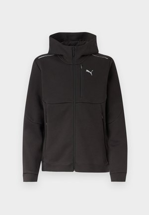 Melnā pilna rāvējslēdzēja kapuces jaka ar krūšu rāvējslēdzēja kabatu, sānu rāvējslēdzēja kabatām, atstarojošām svītrām uz pleciem un baltu Puma logotipu krūtīs.