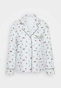 Pánská pyžamová košile s dlouhým rukávem v bílé barvě, zdobená červeným a zeleným vánočním motivem, s kontrastními zelenými lemovkami a přední kapsou.