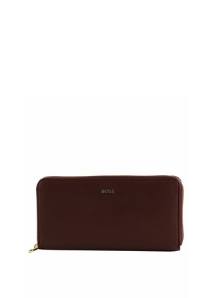 Portefeuille en cuir marron avec fermeture éclair dorée et petit logo "BOSS" en lettres dorées centré sur le devant, présenté sur fond blanc.