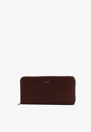 Portefeuille en cuir marron avec fermeture éclair dorée et petit logo "BOSS" en lettres dorées centré sur le devant, présenté sur fond blanc.