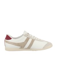Sneaker bianchi con dettagli in suede beige e tacco bordeaux. Caratteristiche includono suola in gomma bianca, punta rotonda e design con lacci.
