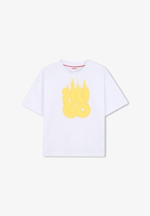 T-shirt blanc à manches courtes en coton, avec un design graphique jaune "HUGO" avec des accents en forme de flammes sur le devant.