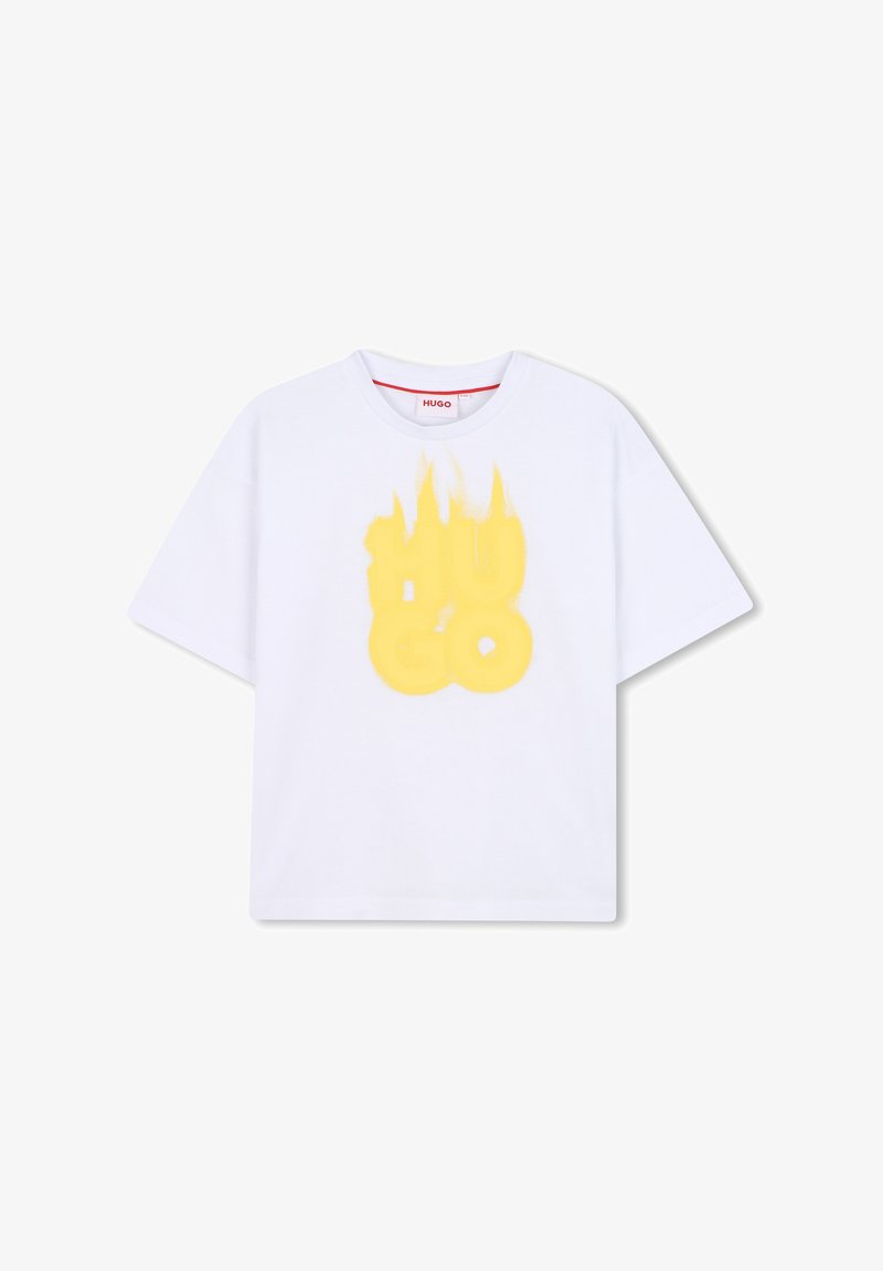 T-shirt blanc à manches courtes en coton, avec un design graphique jaune "HUGO" avec des accents en forme de flammes sur le devant.