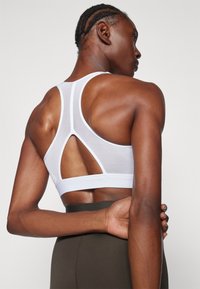 adidas Performance POWERREACT BIG LOGO GRAPHIC BRA - Sujetadores deportivos con sujeción ligera - white