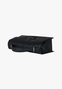 Borsa in pelle nera con forma strutturata, dettagli di cuciture evidenti, accessori in argento e una singola maniglia per il trasporto.