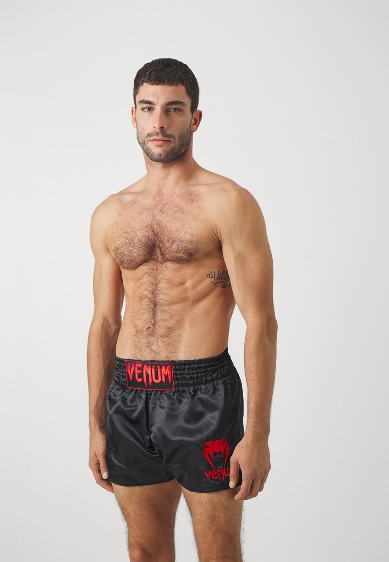 Schwarze Satin-Boxershorts mit rotem besticktem Logo und Bund, ausgestattet mit einer glatten Textur und elastischer Passform. Oberteil nicht getragen.