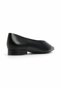 Ballerine in pelle nera con punta arrotondata, tacco basso impilato e superficie liscia. Design semplice senza accenti o motivi aggiuntivi.