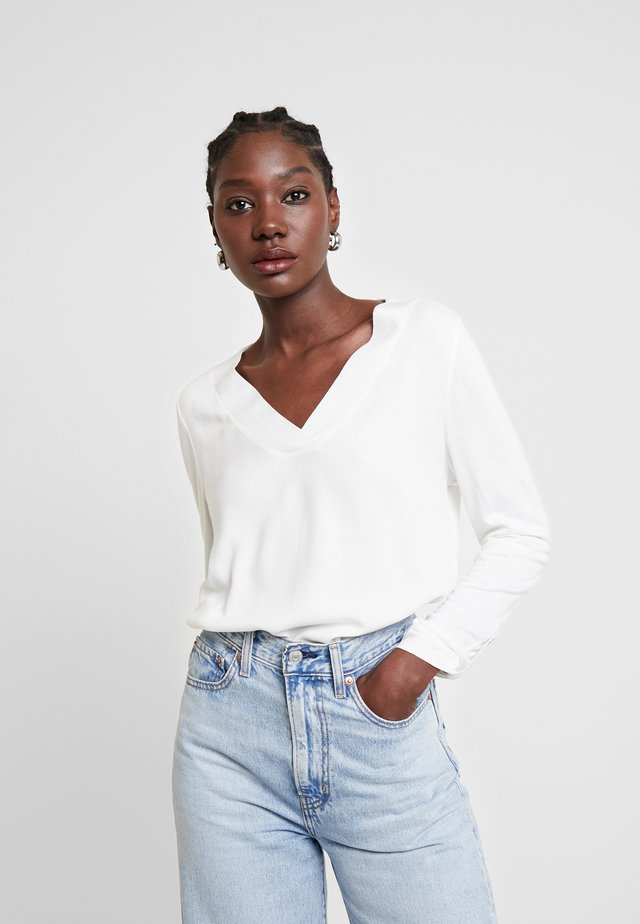 T-SHIRT FABRIC MIX V-NECK - Bluse - whisper white