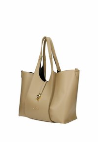 Sac cabas en cuir beige avec doubles poignées, un rabat avant avec un fermoir doré et un petit logo de marque doré sur le devant.