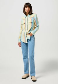 Wrangler SUNSET - Ravne kavbojke - light stone