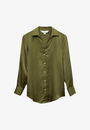 Chemise longue à manches longues en satin vert olive avec un col ajusté, patte de boutonnage et coupe décontractée. Présente des boutons blancs et un ourlet arrondi.