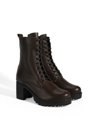 Bruine leren enkellaarsjes met een gestructureerde afwerking, voorzien van een chunky hak, vetersluiting aan de voorkant en een rubberen tread-zool.