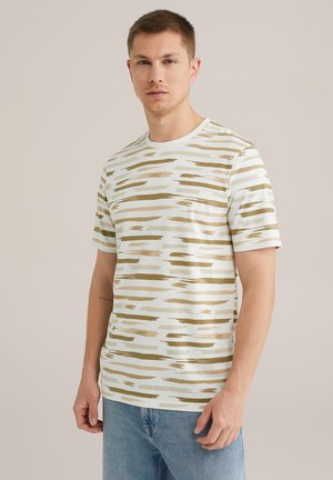 Camiseta de manga corta hecha de tela suave, con una base azul claro y rayas abstractas en beige y oliva. Cuello redondeado, corte relajado.